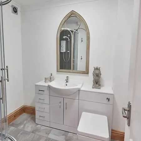 Host & - Amber Shores *